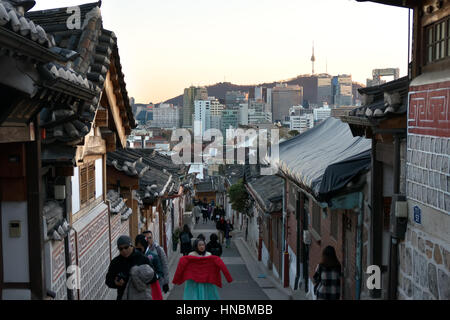 Bukchon Hanok Village, einem koreanischen traditionellen Dorf in Seoul, Südkorea, Asien. Touristen und Besucher die traditionelle koreanische Häuser (Hanoks) Stockfoto