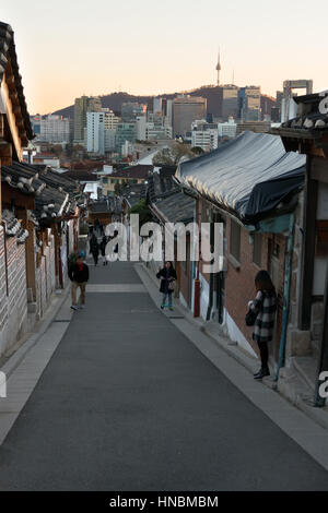 Bukchon Hanok Village, einem koreanischen traditionellen Dorf in Seoul, Südkorea, Asien. Touristen und Besucher die traditionelle koreanische Häuser (Hanoks) Stockfoto