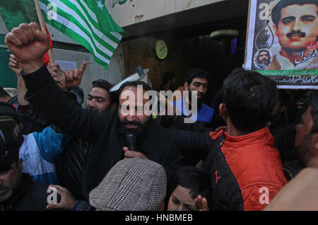 Srinagar, Indien. 10. Februar 2017. Ein Mann schreien, dass ein Marsch in Richtung der Vereinten Nationen militärische Beobachter-Gruppe (UNMOGIP) Büro in Srinagar pro-Freiheit Motto während einer Protestkundgebung in Srinagar am Freitag, 10, 2017 in indischen gesteuert Kashmir.The pro-Freiheit Führung in der umstrittenen Region des Himalaya, von Indien und Pakistan behauptet gefordert hatte. Bildnachweis: Umer Asif/Pacific Press/Alamy Live-Nachrichten Stockfoto