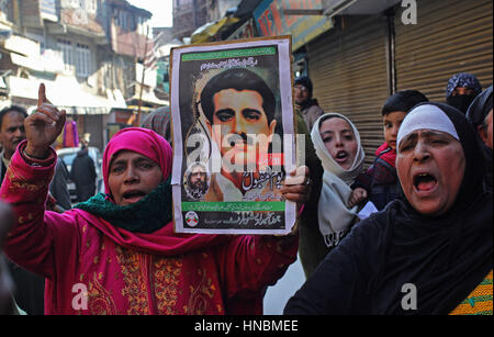 Srinagar, Indien. 10. Februar 2017. Frauen tragen Plakate der GEISELN Gründer Muhammad Maqbool Bhat während einer Demonstration in Srinagar am 10. Februar 2017. Bhat wurde von indischen Behörden im Tihar-Gefängnis in der indischen Hauptstadt Neu-Delhi gehängt, die Demonstranten forderten die sterblichen Überreste des Bhat, die im Jahr 1984 Credit gehängt wurde: Umer Asif/Pacific Press/Alamy Live News Stockfoto