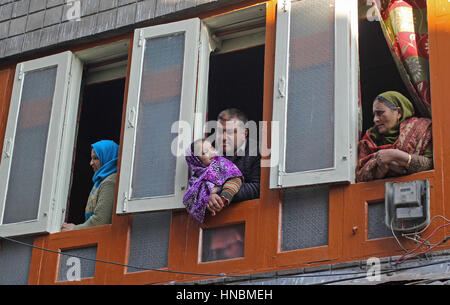 Srinagar, Indien. 10. Februar 2017. Kashmiri muslimischen Familie Uhr Protestkundgebung in Srinagar am Freitag, 10, 2017 in indischen gesteuert Kashmir.The pro-Freiheit Führung in der umstrittenen Region des Himalaya, von Indien und Pakistan beansprucht für einen Marsch in Richtung Büro der Vereinten Nationen militärische Beobachter-Gruppe (UNMOGIP) in Srinagar genannt hatte. Bildnachweis: Umer Asif/Pacific Press/Alamy Live-Nachrichten Stockfoto