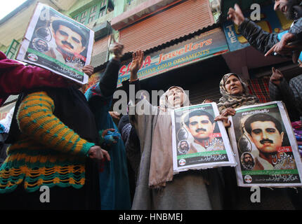 Srinagar, Indien. 10. Februar 2017. Frauen tragen Plakate der GEISELN Gründer Muhammad Maqbool Bhat während einer Demonstration in Srinagar am 10. Februar 2017. Bhat wurde von indischen Behörden im Tihar-Gefängnis in der indischen Hauptstadt Neu-Delhi gehängt, die Demonstranten forderten die sterblichen Überreste des Bhat, die im Jahr 1984 Credit gehängt wurde: Umer Asif/Pacific Press/Alamy Live News Stockfoto