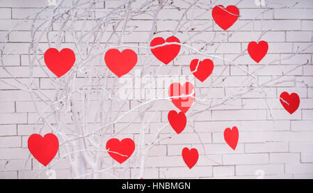 Rote Herzen auf Ast. Urlaub happy Valentines Day Feier Herz Liebe Konzept. Stockfoto