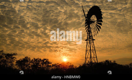 Windmühle / Windwheel für Wasser-Pumpe auf Ackerland im australischen Outback - Queensland - Australien Stockfoto