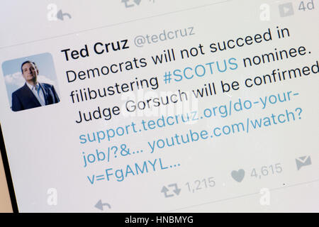 Texas republikanische Senator Ted Cruz Twitter-Nachricht auf dem Handy-Bildschirm - USA Stockfoto
