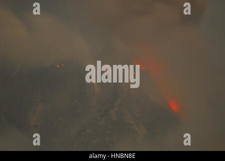 Indonesien. 10. Februar 2017. Der Gipfel des Mount Sinabung noch brennt und Lava, wie gesehen von Perteguhen Dorf, während des Erdbebens hit Deli Serdang und Karo-Viertel an diesem Morgen mit Amplitude 4.5 fließen weiterhin SR. Credit: Tsabirin Manurung/Pacific Press/Alamy Live News Stockfoto