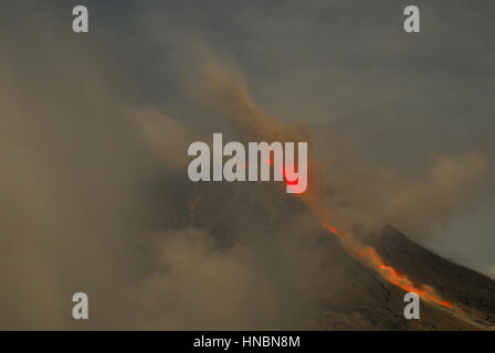 Indonesien. 10. Februar 2017. Der Gipfel des Mount Sinabung noch brennt und Lava, wie gesehen von Perteguhen Dorf, während des Erdbebens hit Deli Serdang und Karo-Viertel an diesem Morgen mit Amplitude 4.5 fließen weiterhin SR. Credit: Tsabirin Manurung/Pacific Press/Alamy Live News Stockfoto