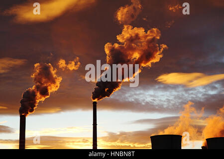 Goldene Rauch aus Kohle-Kraftwerk bei Sonnenuntergang Stockfoto