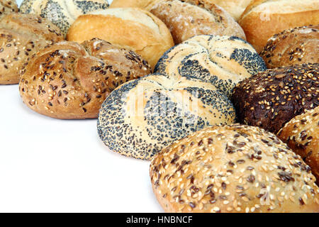 verschiedene Arten von Brötchen auf weißem Hintergrund Stockfoto