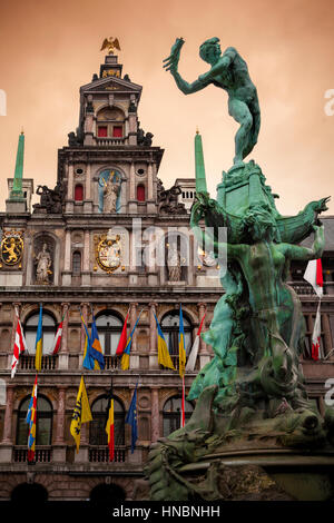Statue von Silvius Brabo und Rathaus von Antwerpen, Antwerpen, Belgien Stockfoto