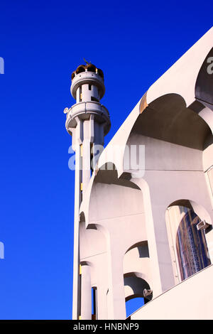 Hautnah auf die architektonischen Details einer sehr ungewöhnlich geformten und gestaltete Moschee mit Kronen auf seiner Kuppel und Minarette im Süden von Beirut, Leba Stockfoto