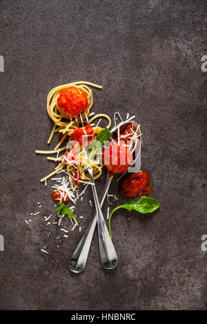 Italienische vegetarische Frikadellen beraubt Fleisch, hergestellt aus Ricotta-Käse mit Tomatensauce. fleischlose gesunde Spaghetti auf einem grauen Steintisch mit Parm Stockfoto
