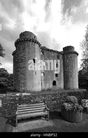 Sommer-Ansicht oder die Ruinen von Nunney Castle, Nunney Dorf, Somerset County, England, UK Stockfoto