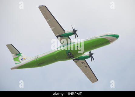 Teneriffa, Spanien - 5. Januar 2016: Binter Canarias Flugzeug ATR 72-500 abheben vom Flughafen Teneriffa Süd am 5. Januar 2016 in Teneriffa, Spanien. Stockfoto
