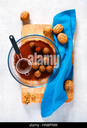 hausgemachten Bonbons mit Nüssen und getrockneten Früchten auf weißem Stein Hintergrund. gesunde Superfood-Detox-Diät. Stockfoto