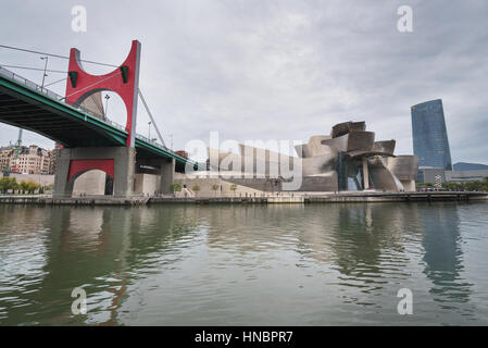 Bilbao, Spanien - 16. Oktober 2016: Stadtbild Bilbao an einem bewölkten Tag am 16. Oktober 2016 in Bilbao, Baskenland, Spanien. Stockfoto