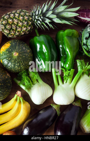 Nahaufnahme von verschiedenen organischen Roh hofeigene Gemüse frisch gewachsen. Gesunde Ernährung-Hintergrund Stockfoto