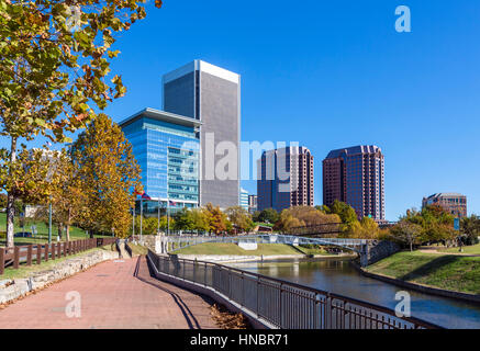 Skyline von Richmond und dem Canal Walk in der Nähe von historischen Tredegar, mit braun-Insel auf der rechten Seite, Richmond, Virginia, USA. Stockfoto