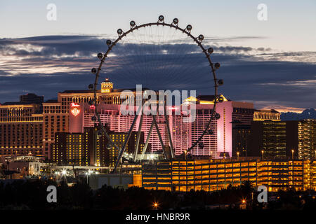 Redaktionelle Abenddämmerung Blick auf 550 Fuß High Roller als es nähert sich Fertigstellung.  Neueste Attraktion in Las Vegas ist das höchste Riesenrad der Welt. Stockfoto