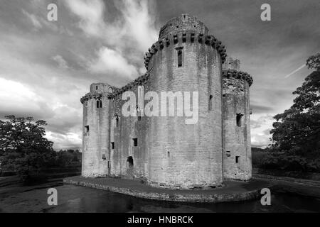 Sommer-Ansicht oder die Ruinen von Nunney Castle, Nunney Dorf, Somerset County, England, UK Stockfoto