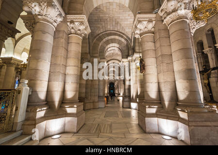 Madrid, Spanien - 13. November 2016: Innenraum der Krypta der touristischen Wahrzeichen Almudena-Kathedrale am 13. November 2016 in Madrid, Spanien. Stockfoto