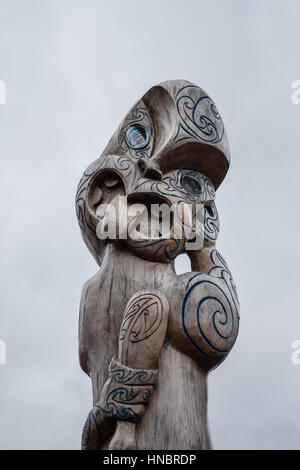 Maori-Schnitzereien auf dem Display in Franz Josef, Südinsel, Neuseeland. Stockfoto