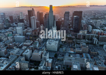 Los Angeles, Kalifornien, USA - 21. Juli 2016: Urban Antenne auf Sonnenuntergang hinter uns Bank Tower in Downtown La. Stockfoto