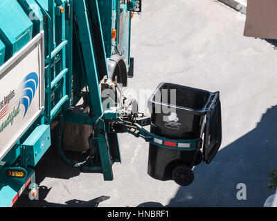 Los Angeles, Kalifornien, USA - 13. Juli 2010: City of Los Angeles Department of Sanitation automatisierte Müll LKW Arm bei der Arbeit. Stockfoto