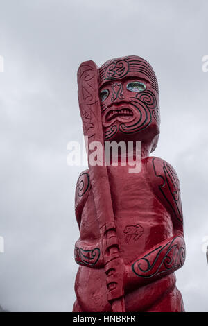 Maori-Schnitzereien auf dem Display in Franz Josef, Südinsel, Neuseeland. Stockfoto