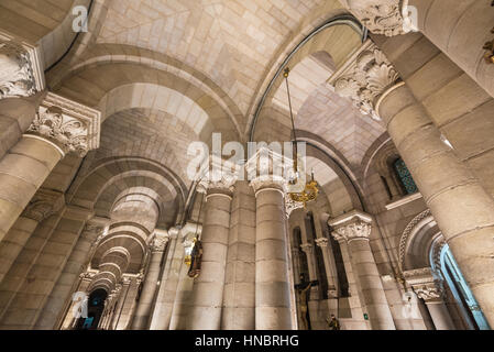 Madrid, Spanien - 13. November 2016: Innenraum der Krypta der touristischen Wahrzeichen Almudena-Kathedrale am 13. November 2016 in Madrid, Spanien. Stockfoto