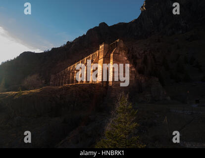 Diga del Gleno verlassenen Damm in den Bergen von Italien Stockfoto