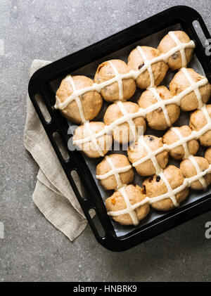 Vorbereitung der hausgemachte Hot Cross Buns Stockfoto