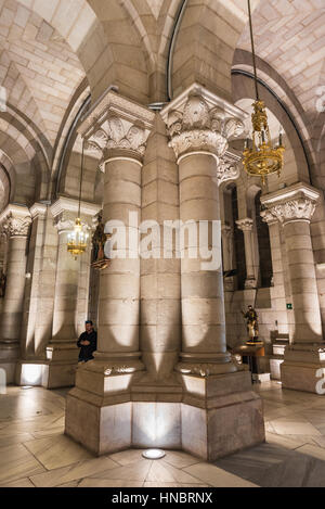 Madrid, Spanien - 13. November 2016: Innenraum der Krypta der touristischen Wahrzeichen Almudena-Kathedrale am 13. November 2016 in Madrid, Spanien. Stockfoto