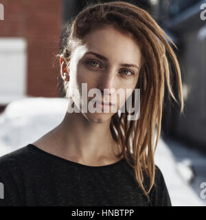 Porträt einer Frau mit dreadlocks Stockfoto