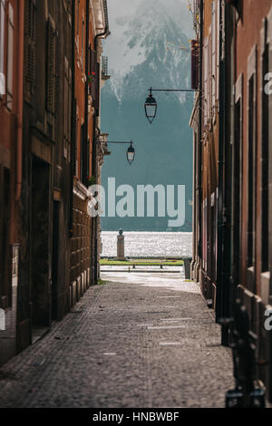 Blick auf die Berge durch schmale Stadtstraße, Vevey, Schweiz Stockfoto