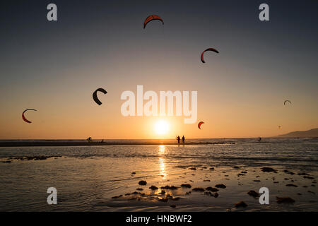 Silhouette der Kite-Surfer im Sonnenuntergang, Strand Los Lances, Tarifa, Cádiz, Andalusien, Spanien Stockfoto