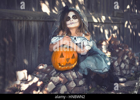 Mädchen, gekleidet wie ein Skelett für Halloween Stockfoto