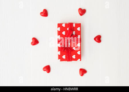 Valentinstag Geschenk und Herz geformt Pralinen Stockfoto