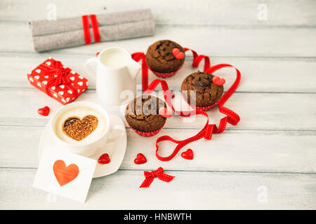 Valentinstag Geschenk, Pralinen, Kaffee und muffins Stockfoto