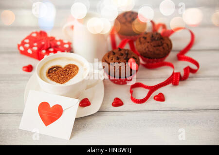 Valentinstag Geschenk, Pralinen, Kaffee und muffins Stockfoto