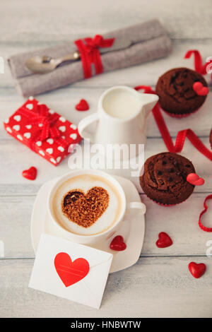 Valentinstag Geschenk, Pralinen, Kaffee und muffins Stockfoto