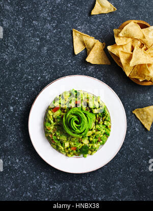 Guacamole und Tortilla chips Stockfoto