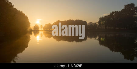 Morgensonne über Flusslandschaft, Enschede, Twente Enschede, Holland Stockfoto