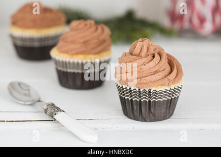 Drei Schokoladen Cupcakes in Folge Stockfoto