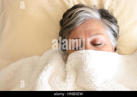 Ältere Frau im Bett schläft Stockfoto