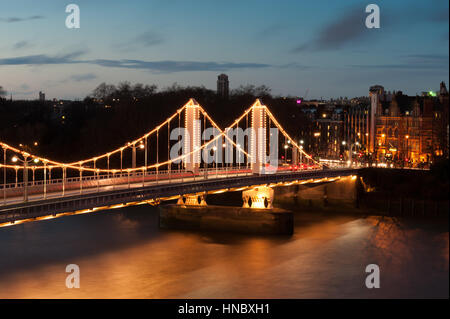 Chelsea Bridge beleuchtet bei Nacht, London, England, Vereinigtes Königreich Stockfoto