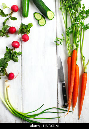 Frisches Gemüse auf weißer Holztisch Stockfoto