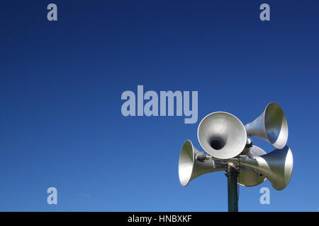 Öffentliche Bekanntmachung System Sprecheinrichtungen gegen blauen Himmel für Kopie Stockfoto