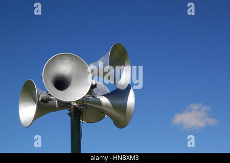 Öffentliche Bekanntmachung System Sprecheinrichtungen gegen blauen Himmel für Kopie Stockfoto