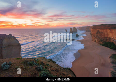 Die zwölf Apostel bei Sonnenuntergang, Twelve Apostles Marine National Park, Victoria, Australien Stockfoto